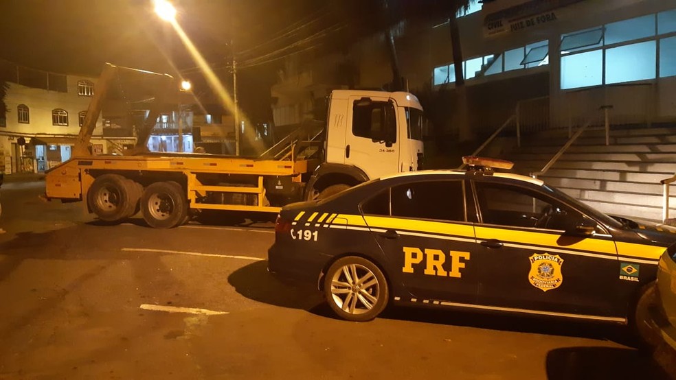 Caminhão roubado e adulterado apreendido pela PRF quando prestava serviços para o Demlurb foi encaminhado para a Polícia Civil — Foto: Polícia Rodoviária Federal/Divulgação