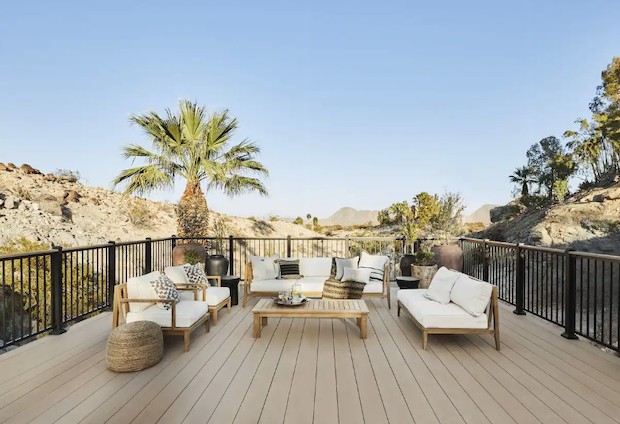 A casa tem varandas descobertas para relaxar e apreciar as cordilheiras e palmeiras ao redor (Foto: Airbnb / Reprodução)