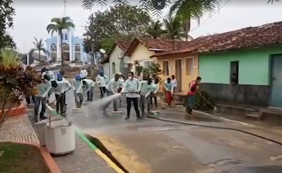 Em Vereda, a prefeitura começou a higienizar as ruas da cidade — Foto: Reprodução/TV Bahia