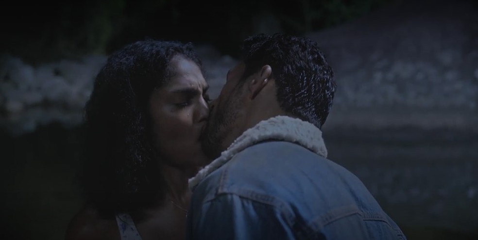 Caio (Cauã Reymond) beija Aline (Barbara Reis) em 'Terra e Paixão' — Foto: Globo