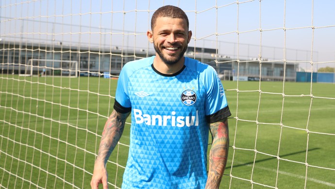 Edinho assume posto de bombeiro e vira pé quente ao ser titular no Grêmio