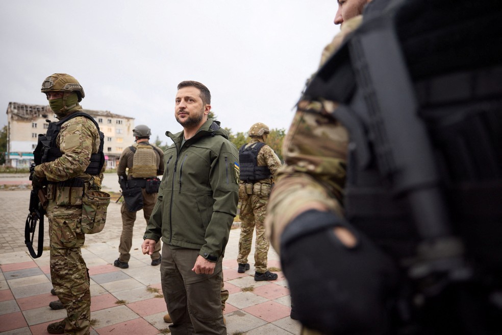 Zelensky durante visita a Isium, no nordeste Ucr&acirc;nia &mdash; Foto: Assessoria da presid&ecirc;ncia/via REUTERS