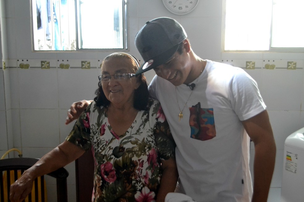 Italo Ferreira com Dona Mariquinha, a avó em quem ele se inspirava, em 2015 — Foto: Jocaff Souza/GloboEsporte.com