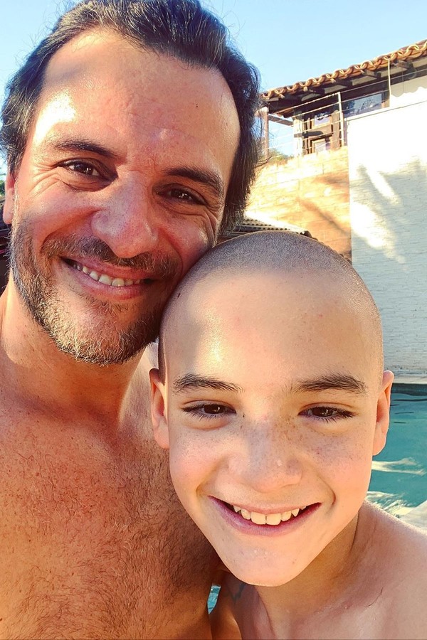 Rodrigo Lombardi posa com filho.