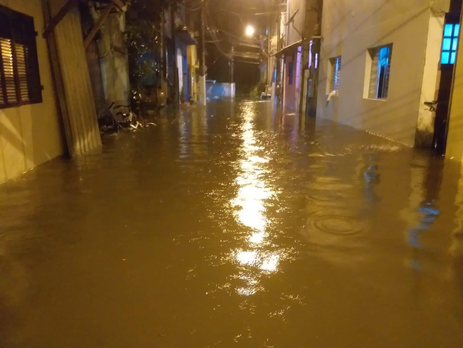 Chuva provoca alagamentos em Ilhabela, São Sebastião e Ubatuba