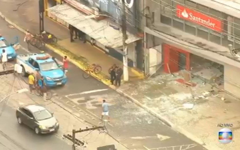 Criminosos explodem caixas eletrnicos de agncia bancria (Foto: Reproduo / TV Globo)
