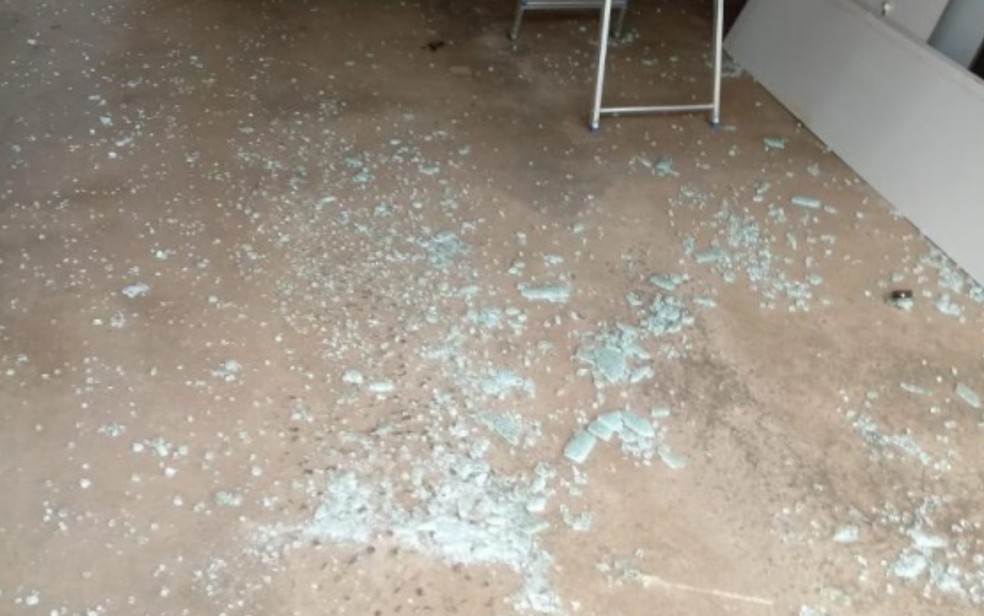 Vidros quebrados na casa de mulher que foi protegida pelo filho — Foto: Reprodução/TV Anhanguera