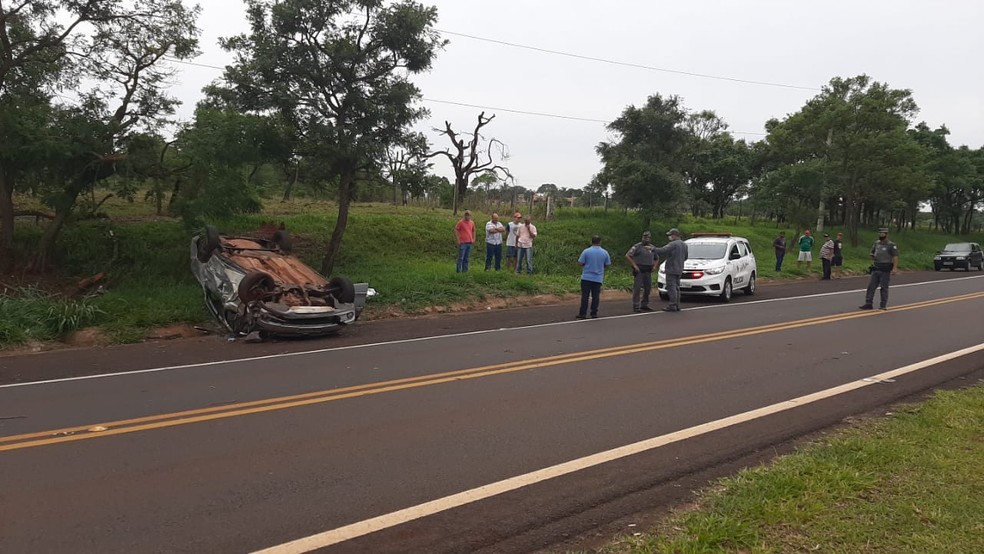 Motorista perdeu controle do veículo em curva da vicinal de Assis — Foto: Adolfo Lima/TV TEM