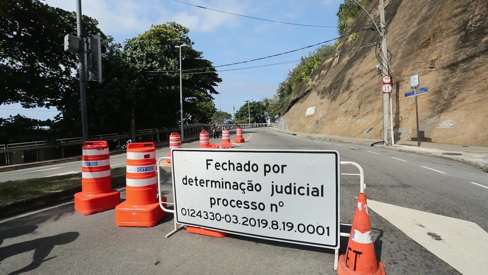 Placa informa fechamento da Av. Niemeyer por causa de decisão judicial — Foto: Marcos Serra Lima/ G1