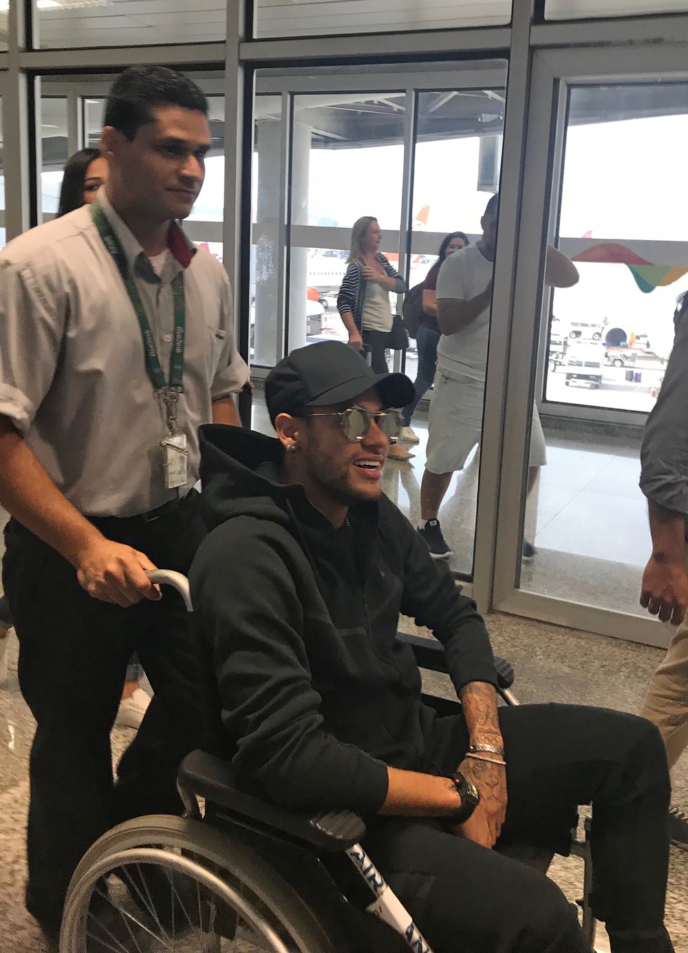 Neymar, de cadeira de rodas, chega ao aeroporto no Rio de Janeiro (Foto: Claire Dornald Clauzel / Twitter / AFP)
