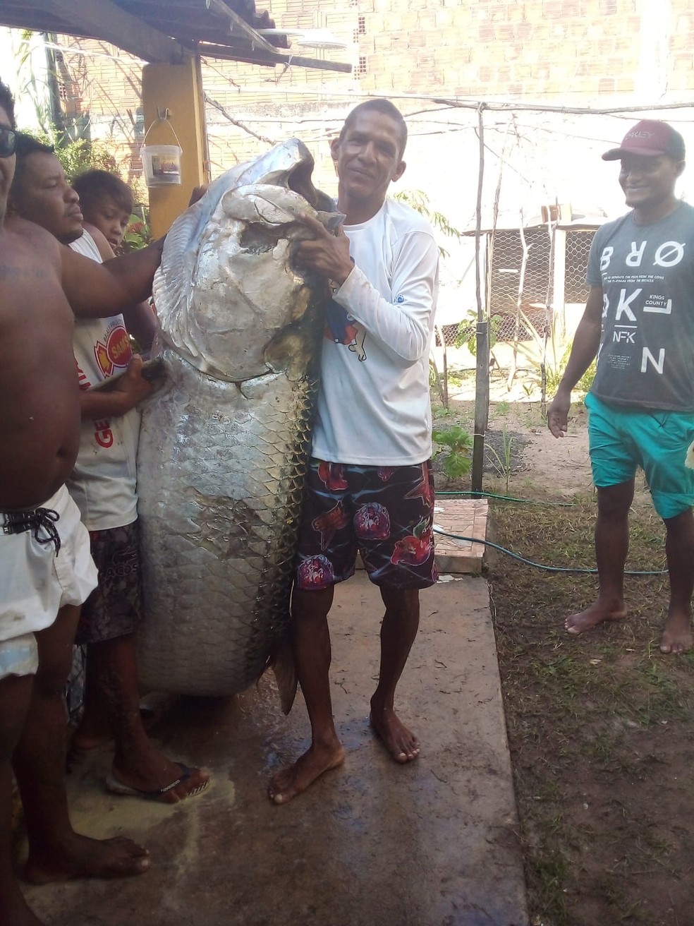 Pescador captura peixe de mais de 100 quilos no litoral do RN: 'Foi luta pra tirar da água' — Foto: Reprodução