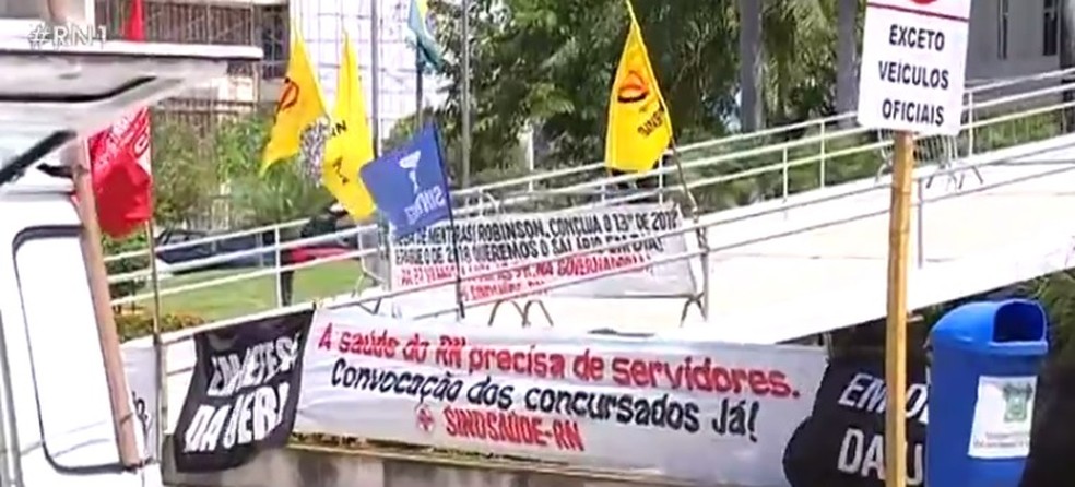 Servidores estaduais do Rio Grande do Norte protestaram em frente a Governadoria nesta terça-feira (27) — Foto: Reprodução/Inter TV Cabugi