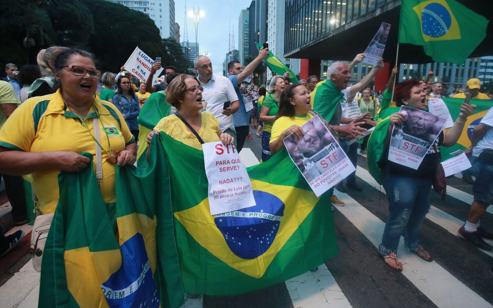Grupo protesta contra Lula na Avenida Paulista, em São Paulo (Foto: Nilton Fukuda/Estadão Conteúdo)