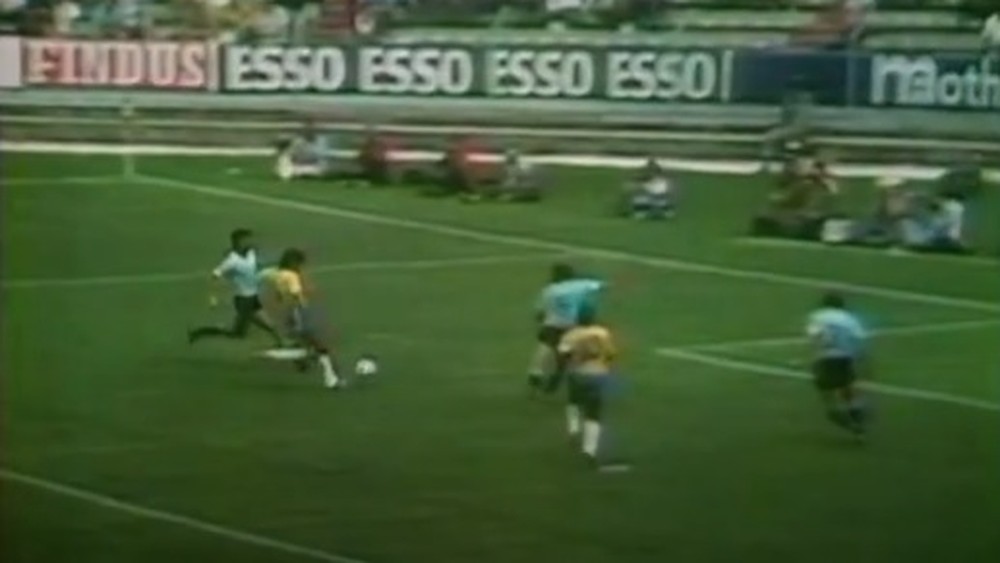 Clodoaldo chuta para empatar o jogo para o Brasil contra o Uruguai