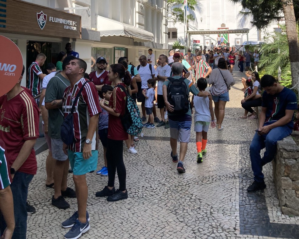Torcedores do Fluminense fazem fila nas Laranjeiras — Foto: Rafael Bizarelo