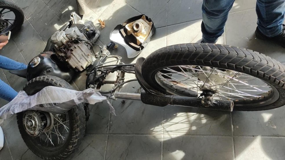 Polícia encontrou loja que comprava e desmanchava motos furtadas — Foto: Polícia Civil
