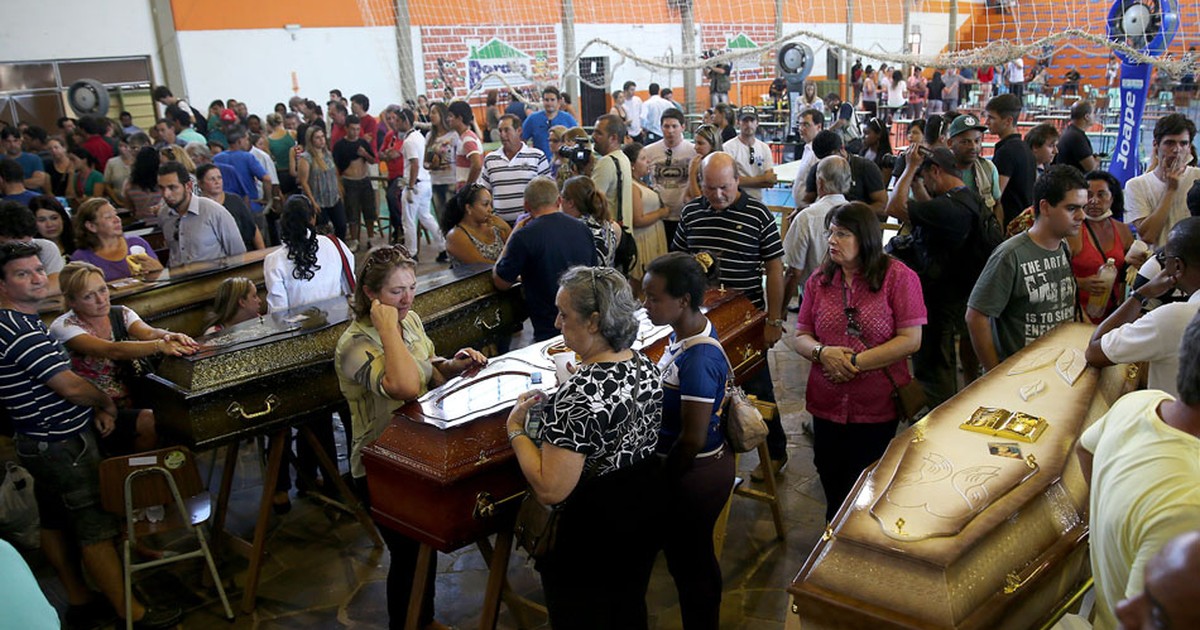 RS: termina velório coletivo de vítimas de incêndio em boate