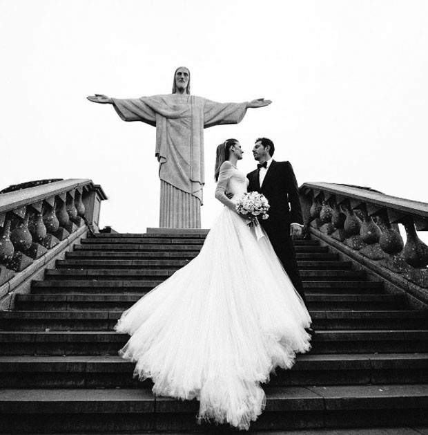 Michelle Alves e Guy Oseary no Cristo Redentor (Foto: Reprodução Instagram)