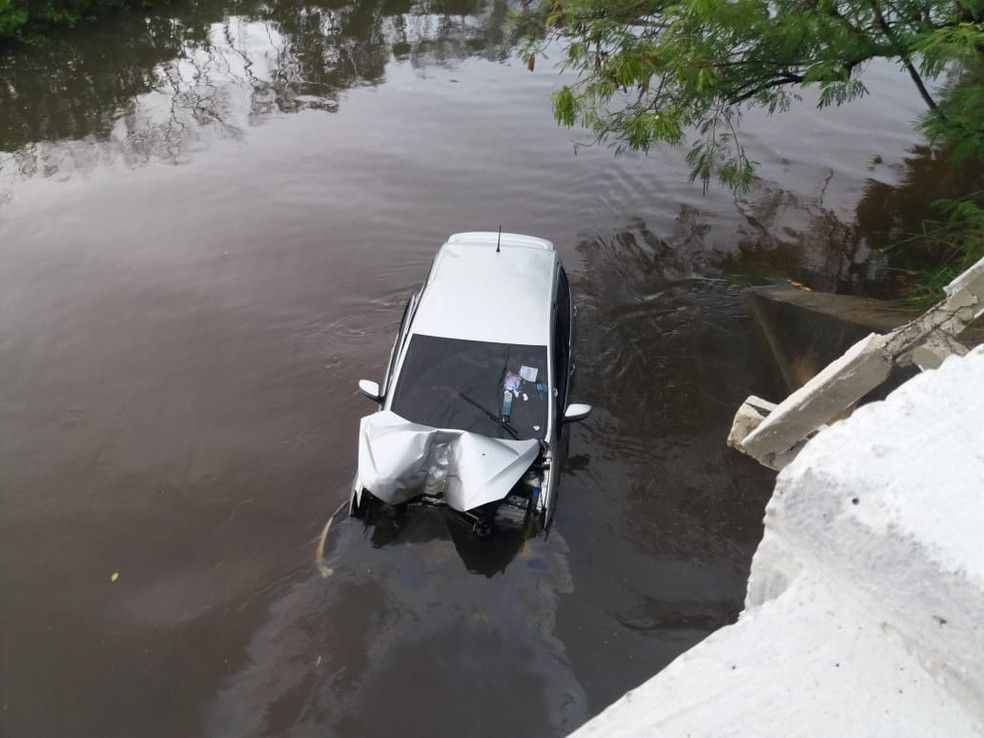 Motorista de carro afirma que chovia muito antes de carro cair de ponte no Litoral Norte de Alagoas  — Foto: Heliana Gonçalves/TV Gazeta
