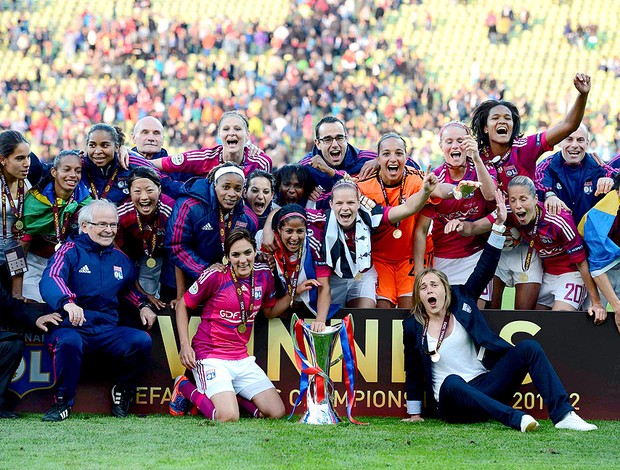 jogadoras do Lyon comemoram o título da Liga dos Campeões feminina (Foto: Reuters)