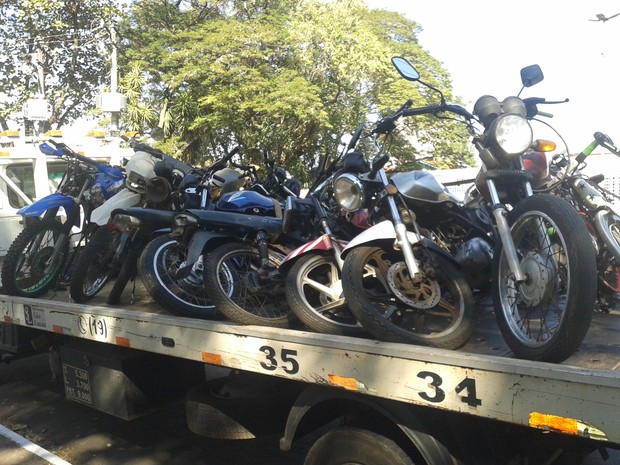 Várias motos foram apreendidas em operação do Gaeco em Rio Claro (Foto: Cláudia Mourão/EPTV)