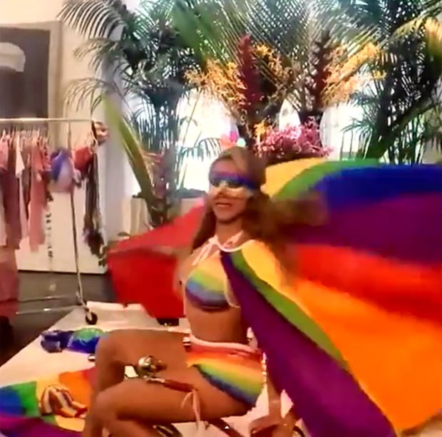 Beyoncé celebra a aprovação do casamento gay nos Estados Unidos em clipe (Foto: Reprodução / Facebook)