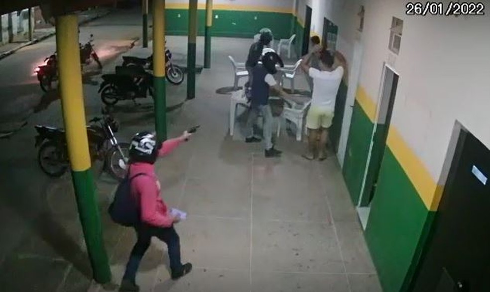 Criminosos revistaram clientes em busca de roubarem os pertences deles durante assalto no Ceará. — Foto: Reprodução