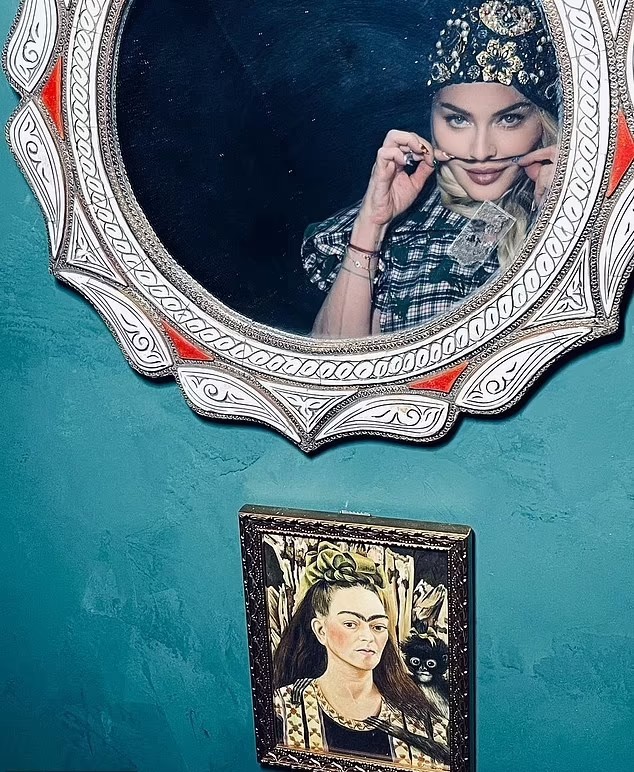 Madonna posa em frente de tela de Frida Kahlo (Foto: Reprodução/Instagram)
