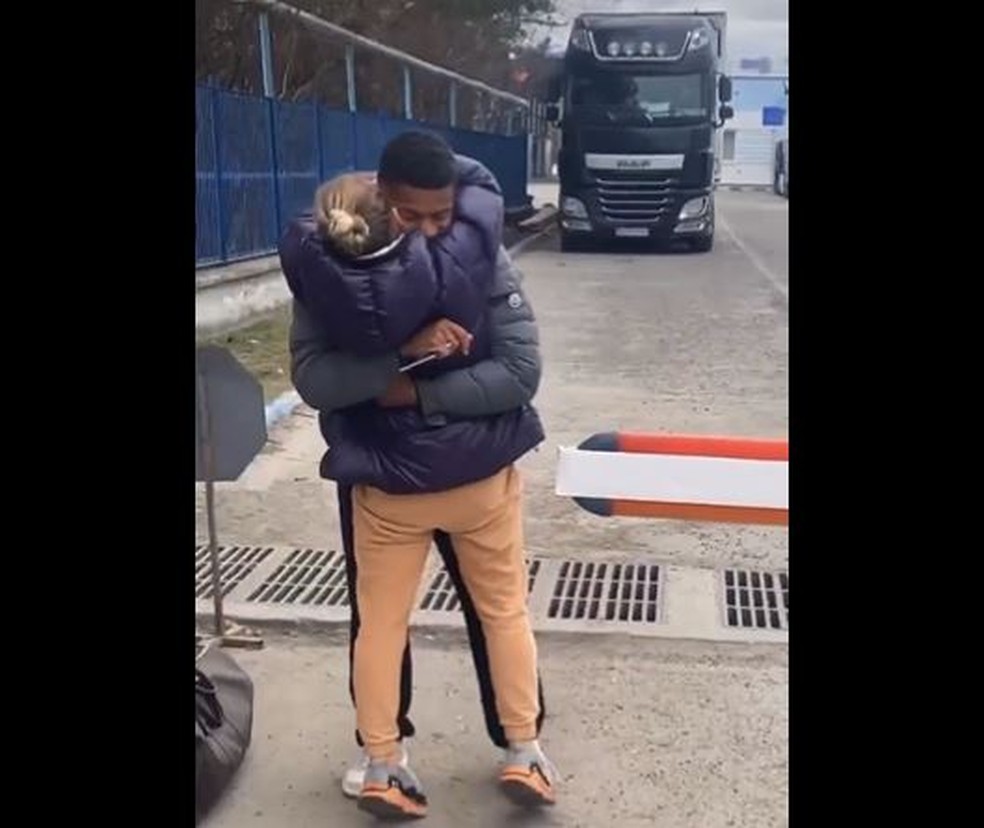 David Neres abraça familiar que o foi buscar na fronteira da Romênia — Foto: instagram.com/oficialcafe10