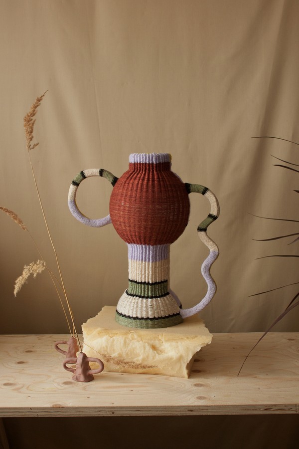 Artista cria objetos com sobras da indústria têxtil (Foto: Divulgação)