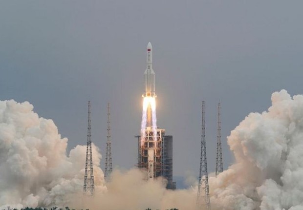 BBC Lançamento do foguete 5B Longa Marcha, ligado a uma nova estação espacial chinesa (Foto: China Daily via Reuters)