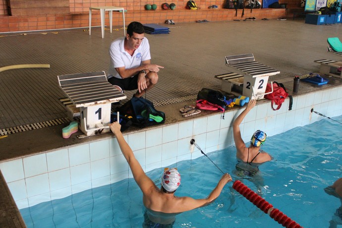 Na piscina, Pena recebe instruções do técnico Cássio Castro (Foto: Hélder Rafael)