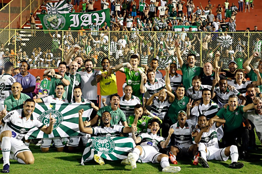 Jogadores, comissão técnica e diretoria do Coritiba comemora vaga na Série A — Foto: Albari Rosa/Gazeta do Povo