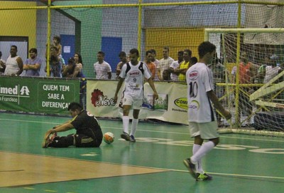 Goleiro de 125kg vive noite de herói, vilão, herói outra vez, mas é  eliminado