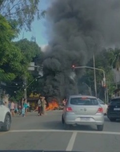 VÍDEO: Protesto interdita rua em Apipucos e complica trânsito no Recife