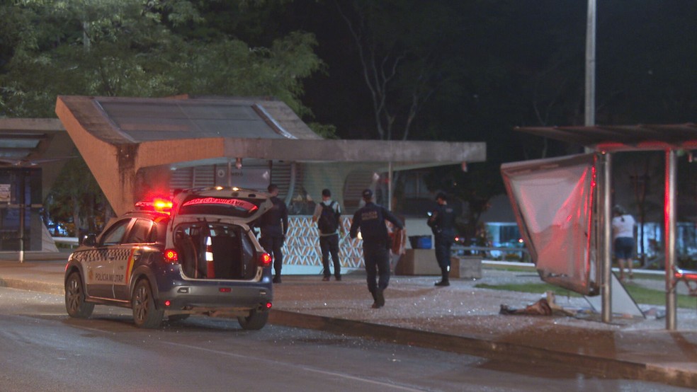 Motorista embriagado bate carro e invade estação de metrô na Asa Sul, em Brasília — Foto: TV Globo/Reprodução