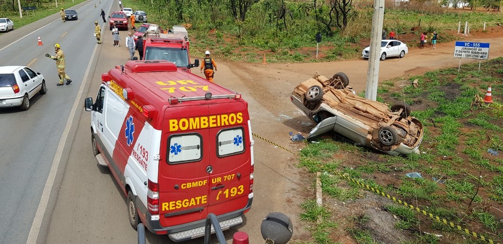 Carro capota, atinge poste na BR-080 sentido Brazlândia, no DF, e passageira morre — Foto: Corpo de Bombeiros/Divulgação