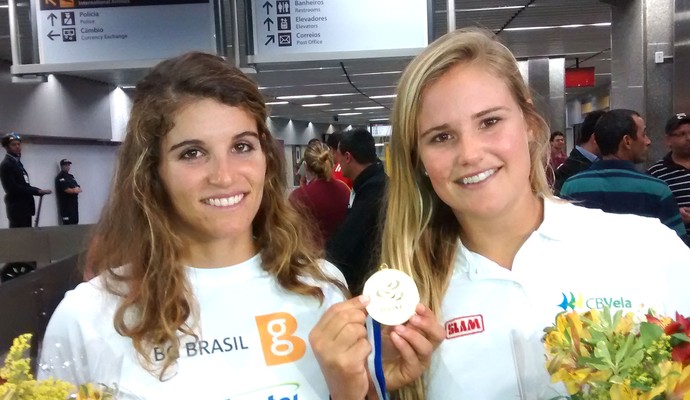 Martine Gral e Kahena Kunze, desembarque Rio (Foto: Leonardo Filipo)