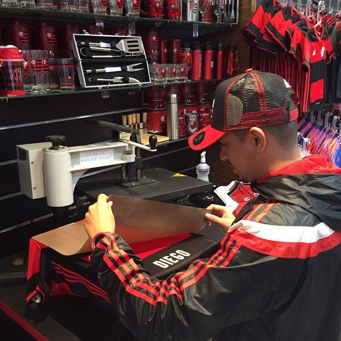 Lojas encomendam milhares de números 3 e 5 após chegada de Diego ao Fla