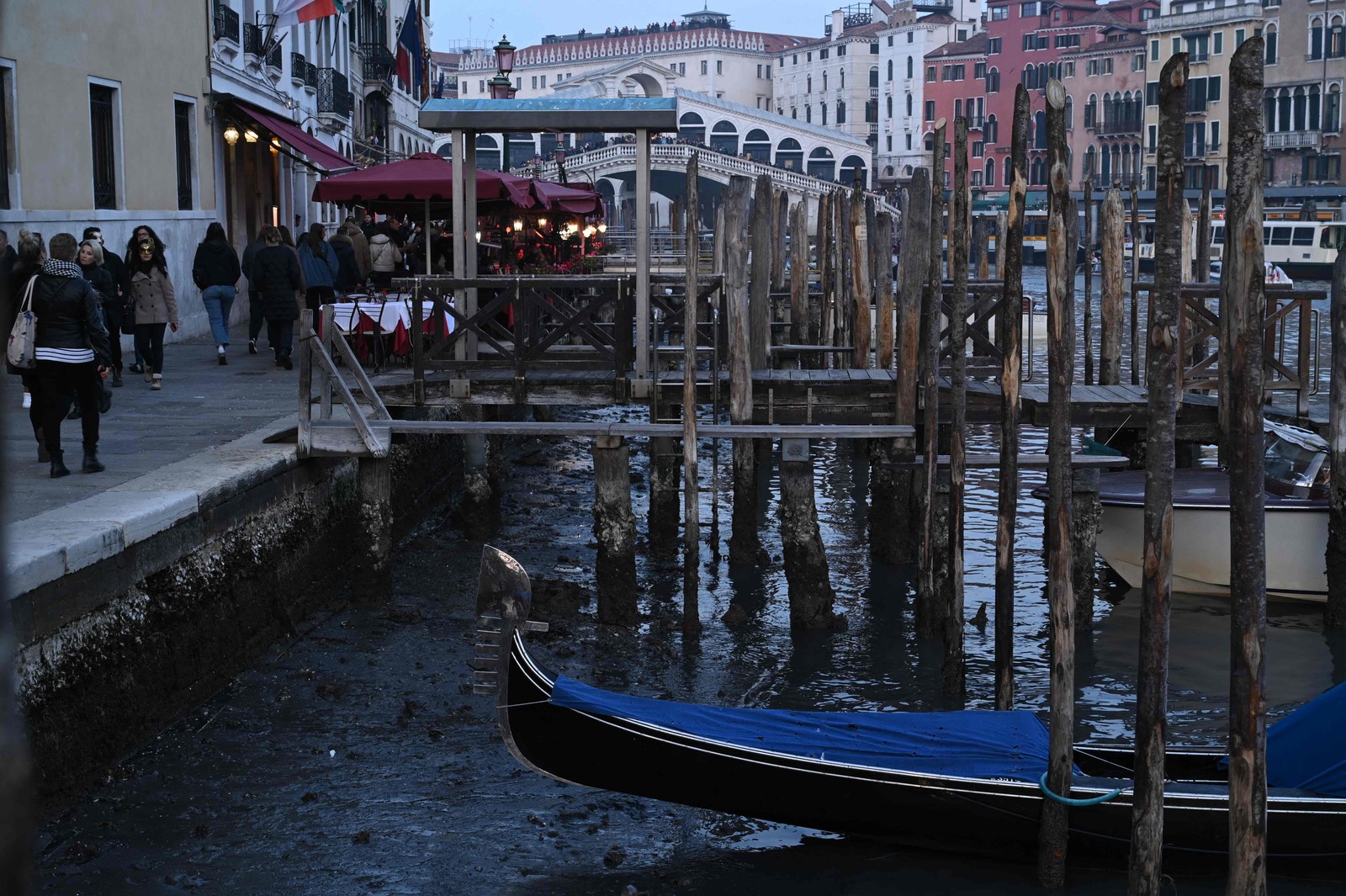 Embora cidade italiana seja conhecida pelos períodos com marés altas, que inundam regularmente a Praça de São Marcos, ela também é afetada pelas marés baixas — Foto: Marco Sabadin / AFP