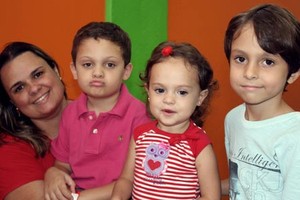 Ana Paula Consolino e os filhos Vittorio, 6, Giovanni, 4 e Giulia, de 1 ano e 9 meses (Foto: acervo pessoal)