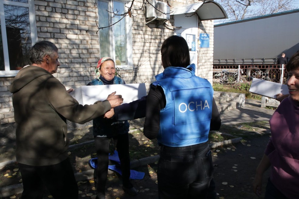 Grupo de ajuda humanitária da ONU entrega suprimentos para a população de Kherson, na Ucrânia — Foto: OCHA/Saviano Abreu