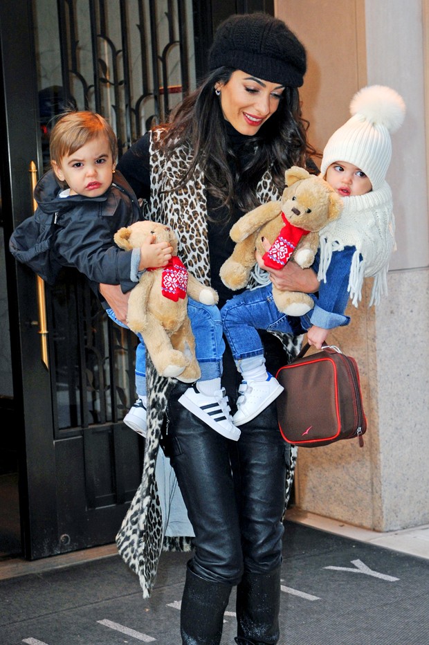 Amal Clooney e os filhos, Alexander e Ella (Foto: Grosby Group)