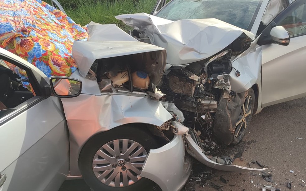 Idosa morre e cinco pessoas ficam feridas após carros baterem de frente entre Alfenas e Areado, MG — Foto: Corpo de Bombeiros