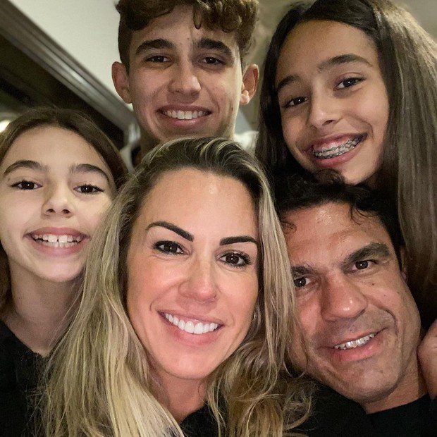 Vitor Belfort e Joana Prado com os filhos (Foto: Reprodução/Instagram)