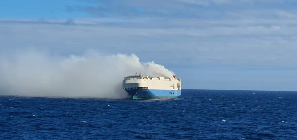Navio em chamas no mar do arquipélago de Açores, Portugal — Foto: Divulgação/Marinha de Portugal