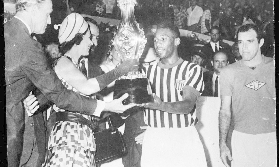 Elizabeth II ao lado do craque brasileiro Pelé