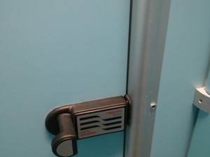 Trancas de portas também são avaliadas nos banheiros (Foto: Divulgação/Cocônnosseur)