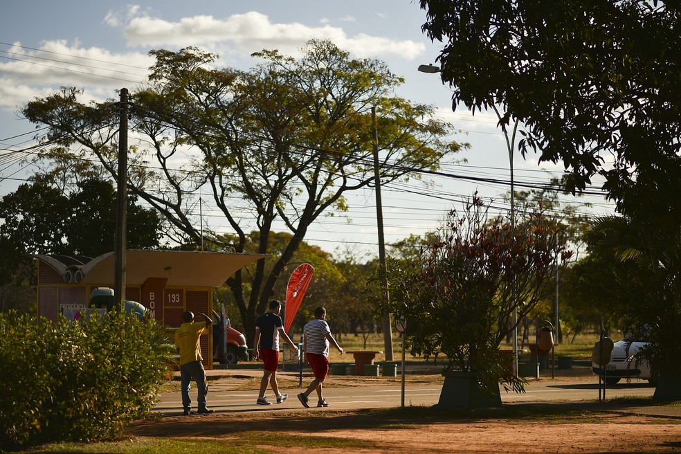 Pedestres passeiam pelo Parque da Cidade (Foto: Andre Borges/Agência Brasília)