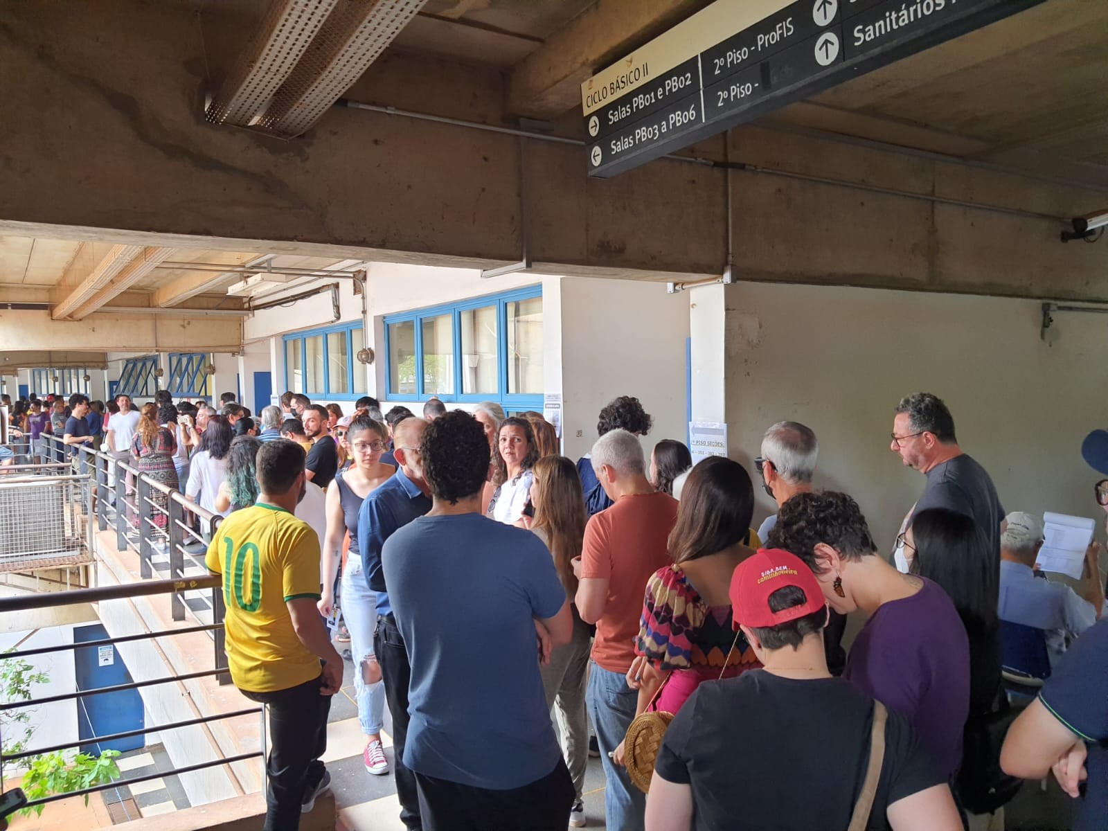 Eleitores enfrentam filas de até 3h para votar no 1º turno na região de Campinas: 'Nunca tinha visto isso' 